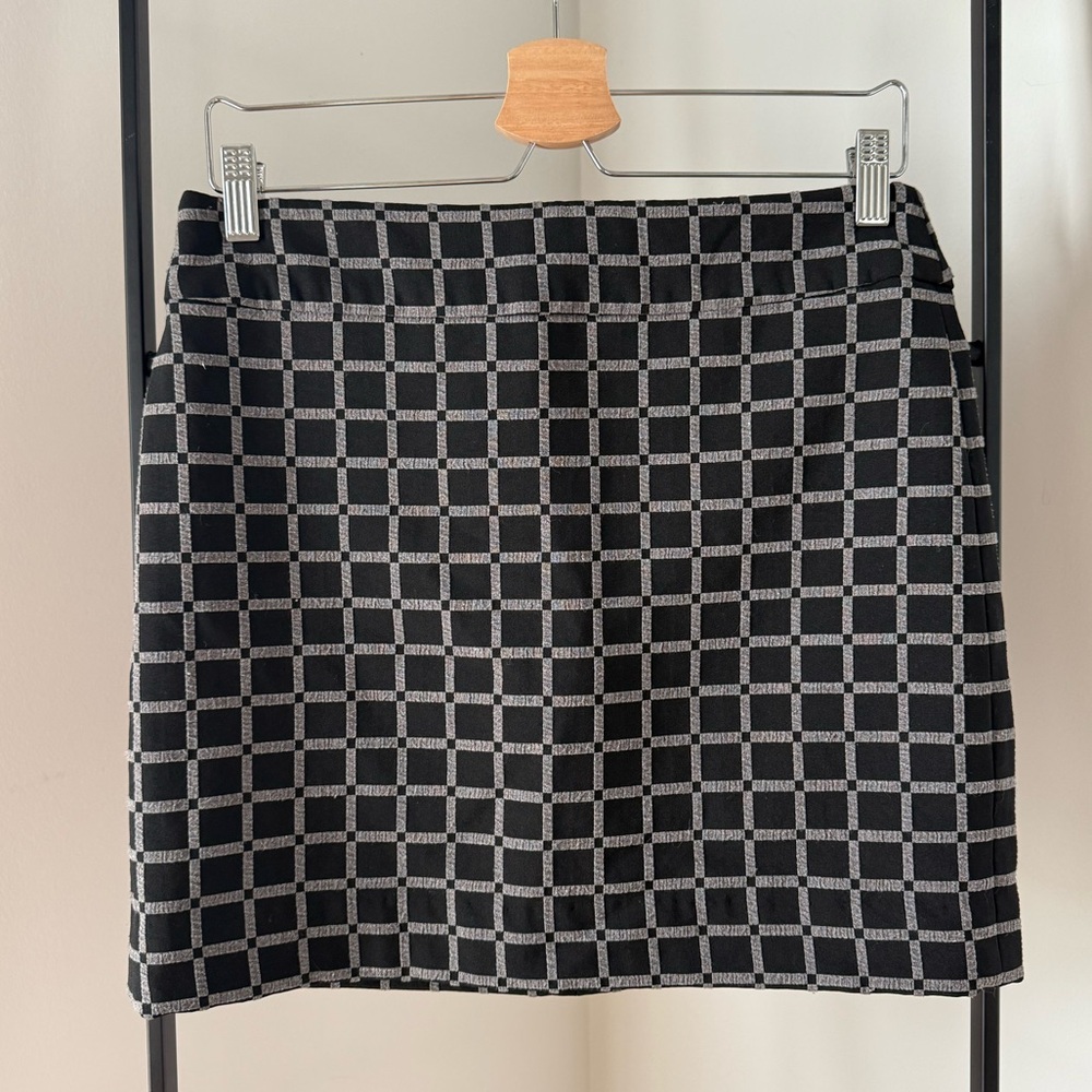 EUC LOFT Black and Gray Geometric A-Line Mini Skirt, size 4
